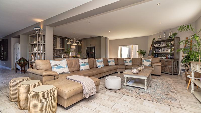 6 Bedroom Property for Sale in Outeniqua Strand Western Cape